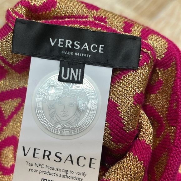 VERSACE KNIT BEANIE WOOL AND LUREX LOGO ALLOVER
Fucsia +Gold